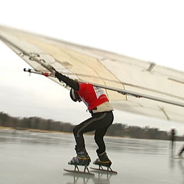 man på skridskor med stort segel