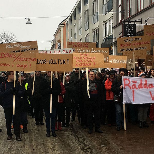 Över 100 personer demonstrerade under lördagen för att stoppa rivningen av danspalatset Kaskad i Växjö.