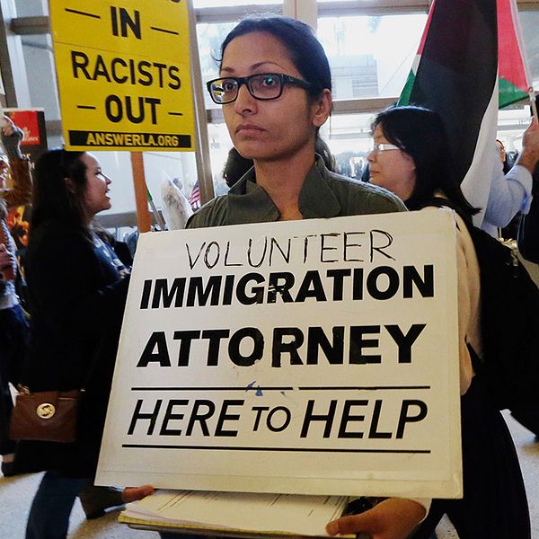 En jurist på flygplatsen i Los Angeles erbjuder rättshjälp för resenärer från de drabbade länderna.