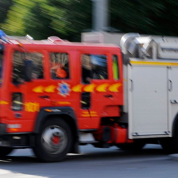 Räddningstjänsten fick rycka ut för att bekämpa en brand i en lastmaskin under måndagsförmiddagen – men de valde att låta den brinna.