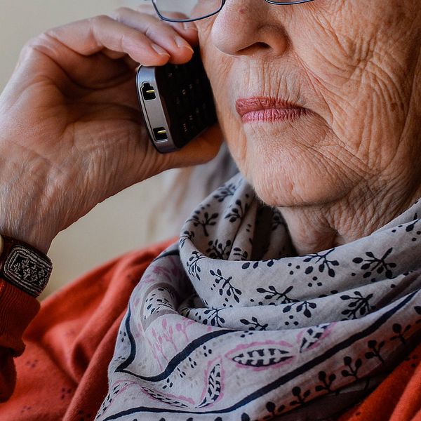 Kvinna pratar i mobiltelefon