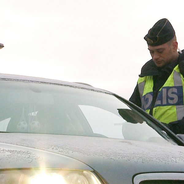 Polis gör trafikkontroll.