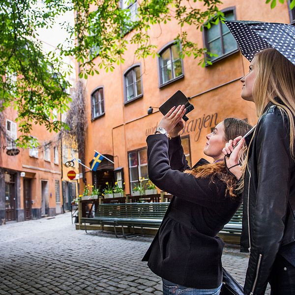 Turister fotograferar i Stockholm.