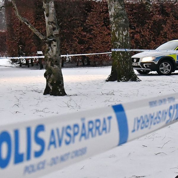 Polisen spärrade under morgonen av ett område runt dammarna.