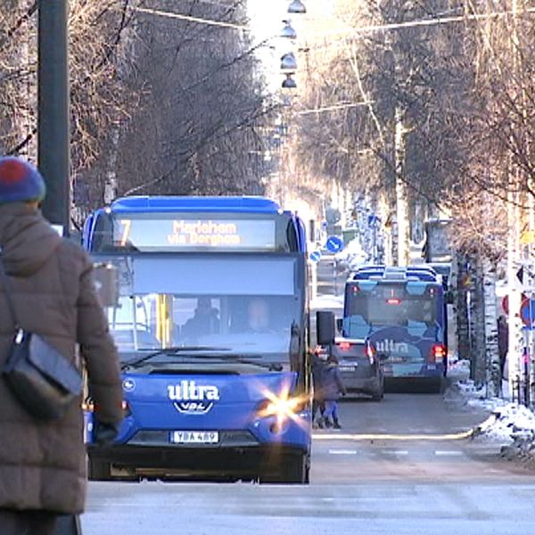 lokalbuss från Ultra kör igenom Umeå