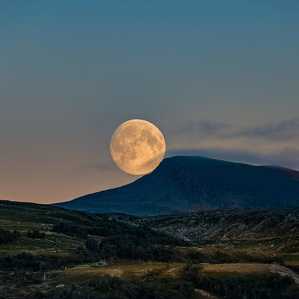 Månen går upp över en fjälltopp i Jämtland