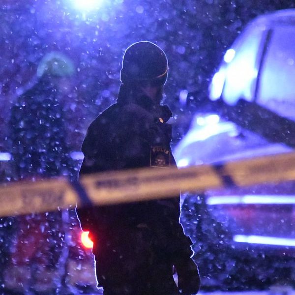 Den skottskadade mannen hittades utomhus i en källartrapp