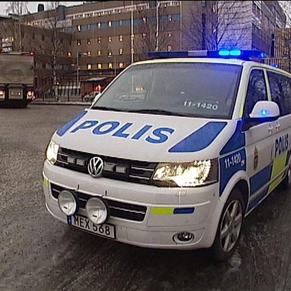 Arkivbild polisbil vid avspärrningar vid polishuset Luleå november 2015