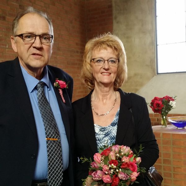 Ylve Johansson och Anne-Marie Eriksson gifter sig, med en så kallad drop-in-vigsel i Adolfsbergskyrkan i Örebro, efter 37 år tillsammans