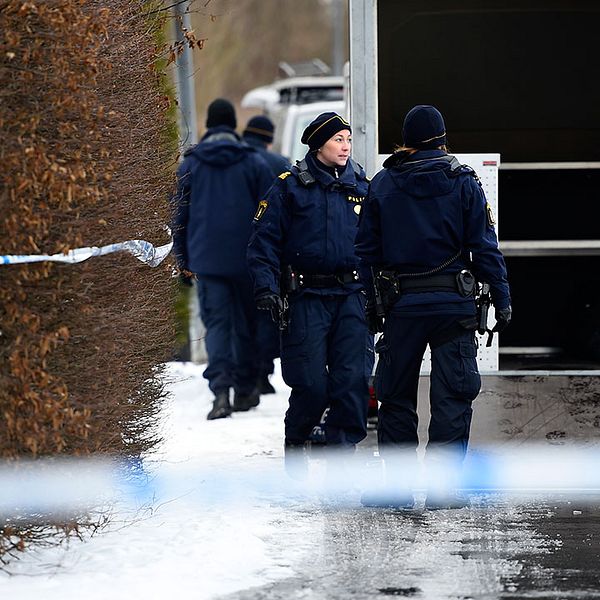 Poliser utanför villan i Skurups kommun där tre personer hittades döda.