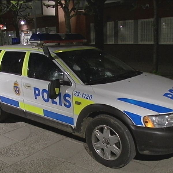 Mellan 20 och 30 personer attackerade under fredagskvällen en polispatrull i Rinkeby. Tre personer har anhållits misstänkta för bland annat våldsamt upplopp.