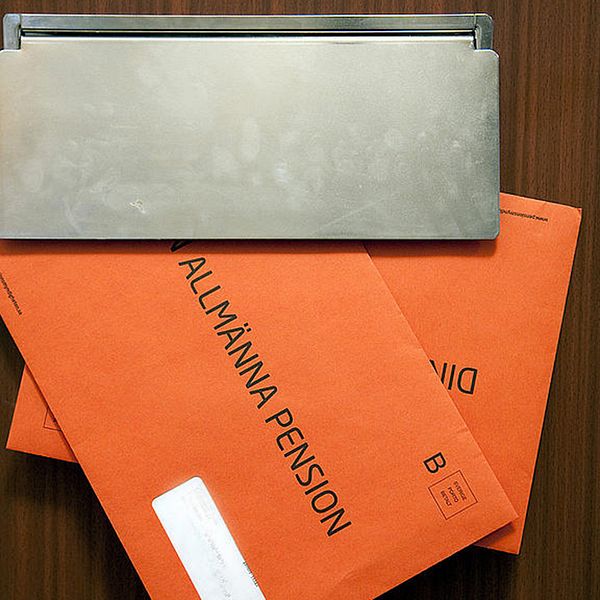 Orange kuvert i brevlådan