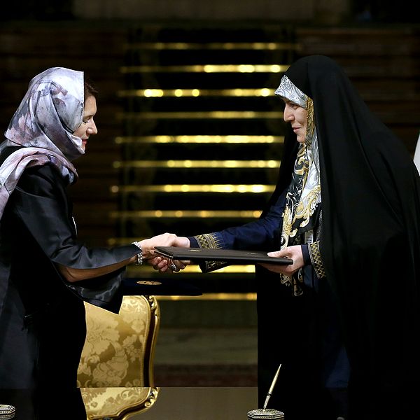 Handelsminister Ann Linde (S)  och Irans vice president för kvinnor och familjefrågor Shahindokht Molaverdi, skakar hand.
