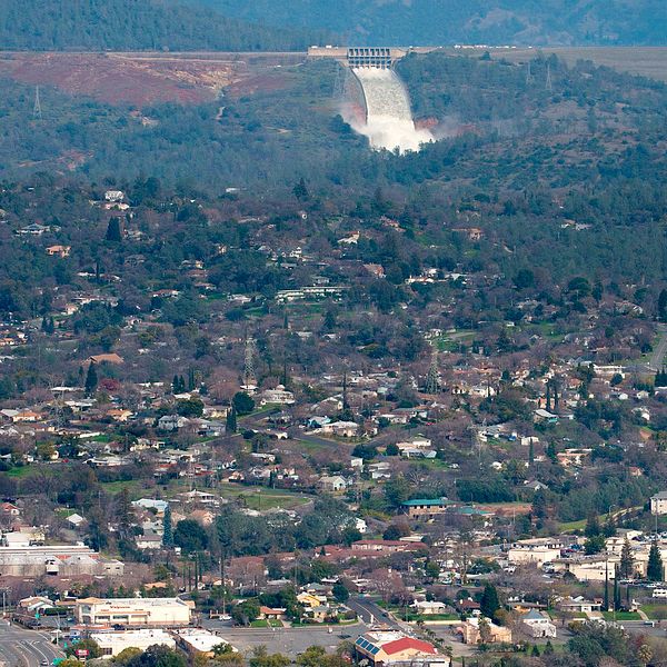 Den skadade sidokanalen där vattnet forsar syns ovanför staden Oroville.