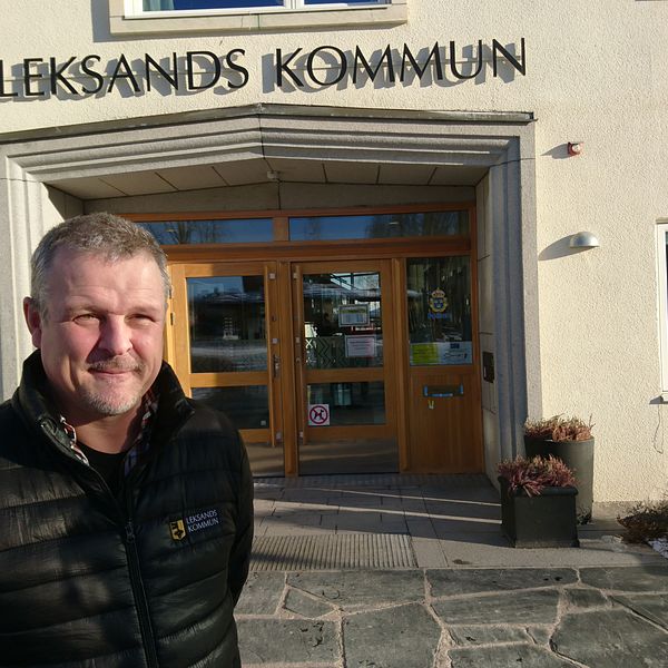 Åke Sjöberg utanför kommunhuset