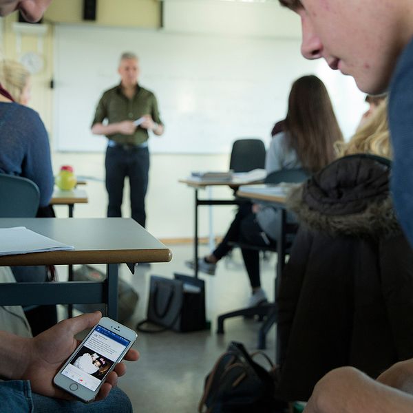 På en del skolor ska eleverna lämna in sina mobiltelefoner inför provtillfället, men det finns de som har med en extra.