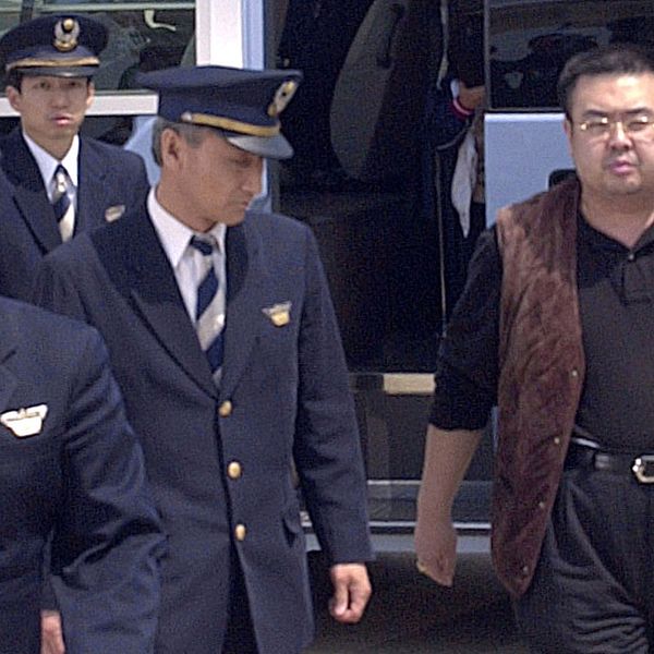 Arkivbild från 2001 när Kim Jong-Nam eskorteras av polis på flygplatsen Narita i Tokyo, Japan.