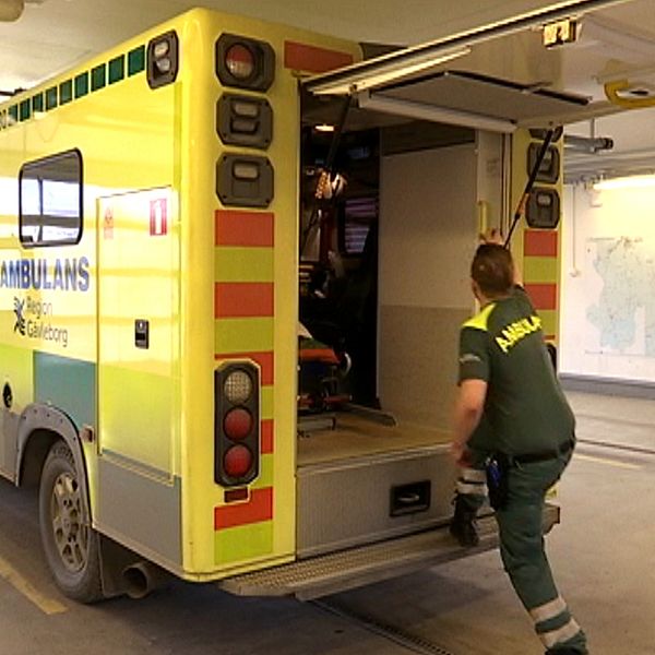 ambulans i Region Gävleborg, en ambulanspersonal kliver in i ambulansen