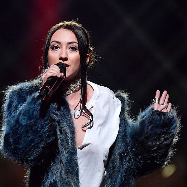 Adrijana framför bidraget Amare vid deltävling ett i Melodifestivalen 2017