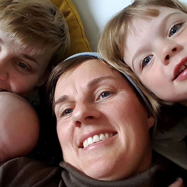 När Ylva och Merethe Kleiven flyttade från Norge till Sverige blev de tvungna att ansöka om att adoptera sina egna barn. Detta eftersom barnen är resultatet av assisterad befruktning i utlandet.