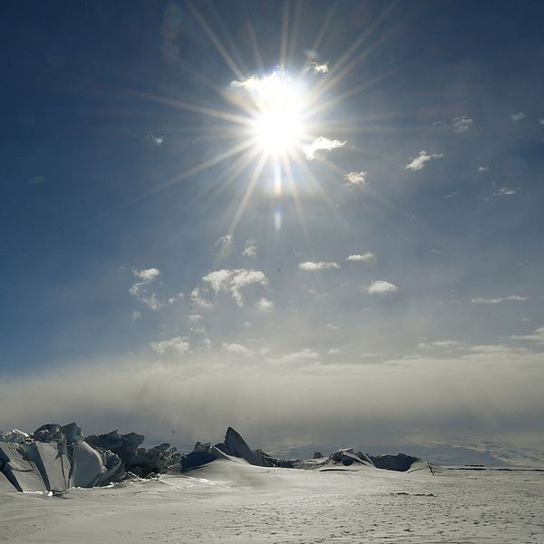 Sol över Ross Sea i Antarktis. Havsisarna både Antarktis och Arktis var rekordlåga i januari i år. (Arkivfoto nov 2016)