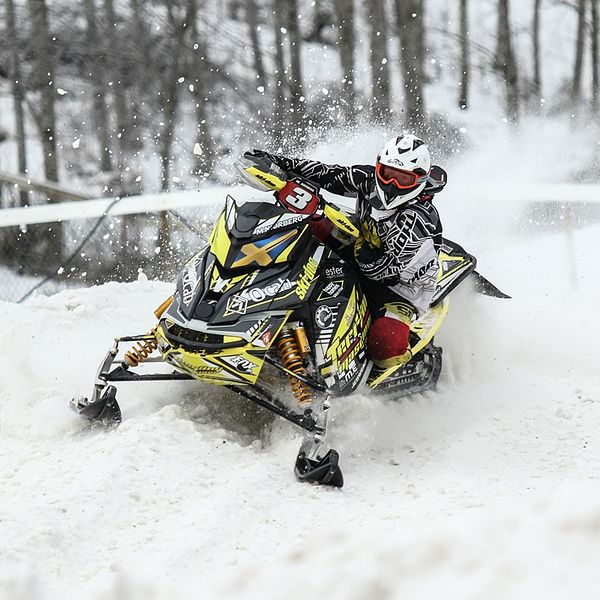 skotercrossförare kör snöskoter