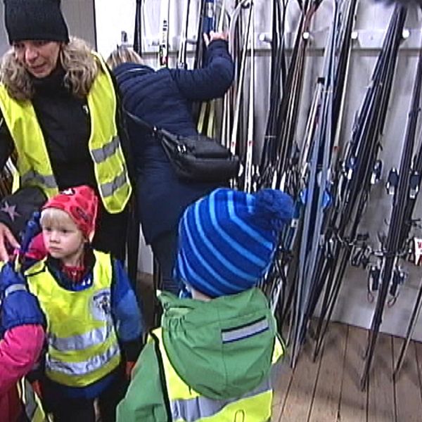Barn på fritidsbanken tittar på skidor.