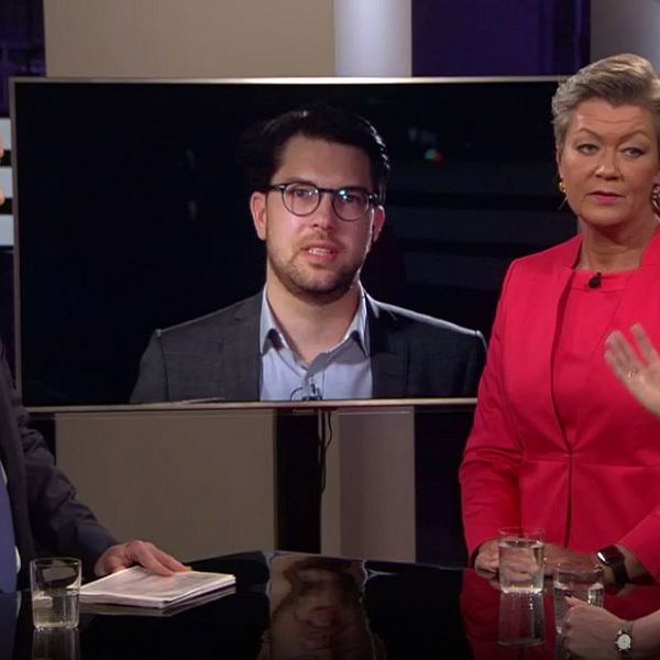 Programledare Anders Holmberg, Jimmie Åkesson (SD), Ylva Johansson (S), Elisabeth Svantesson (M).