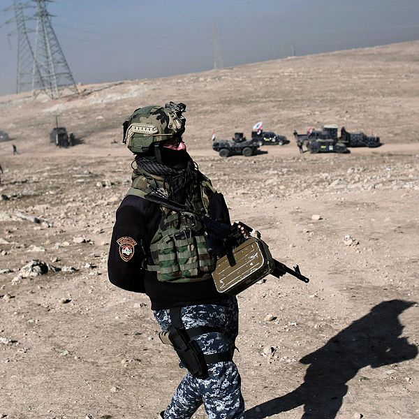 En irakisk polisman närmar sig frontlinjen. Striderna om västra Mosul väntas bli hårda.