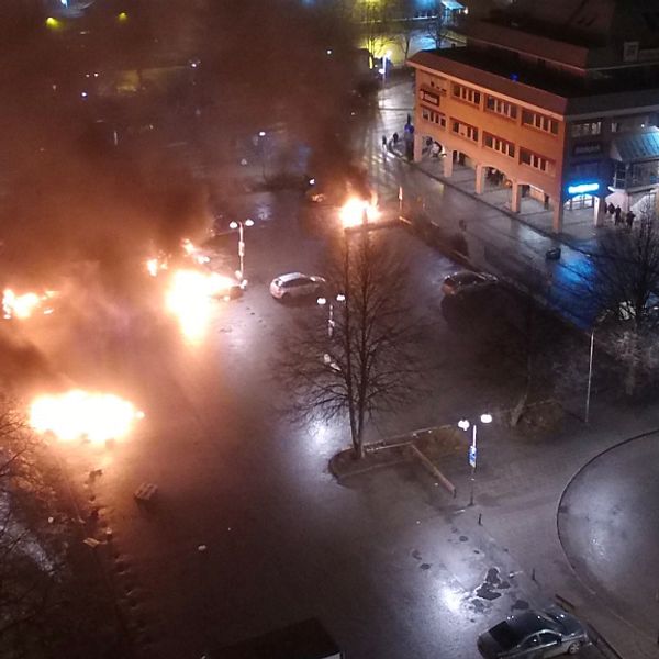 Polisen sköt mot de som kastade sten emot dem.