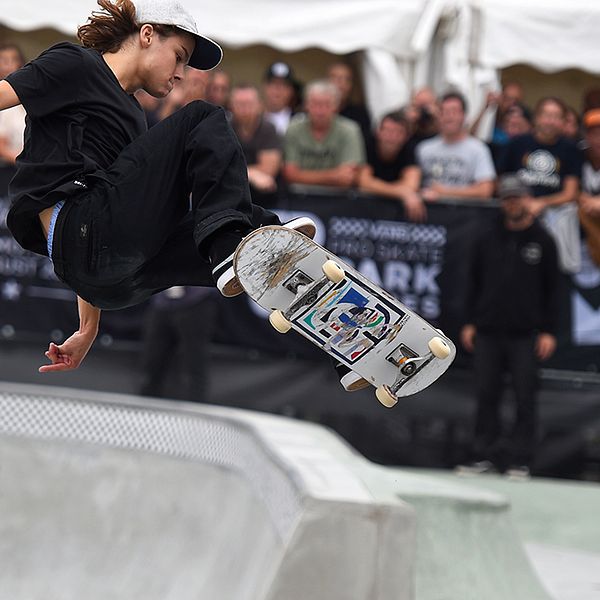 Sveriges Oskar Rozenberg Hallberg under herrarnas semifinal vid skateboard-VM i Malmö 2016.