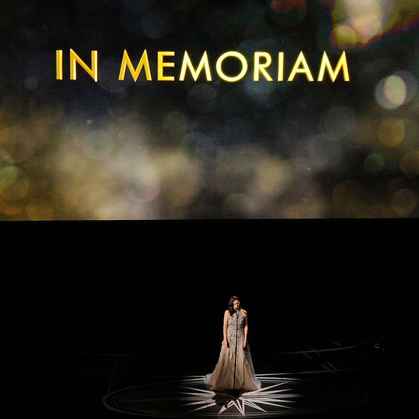Sara Bareilles upträder under årliga minnesmontaget på Oscarsgalan på Dolby Theatre i Los Angeles.