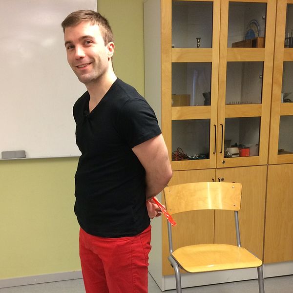 Oskar Sternulf står framför tavla i ett klassrum.