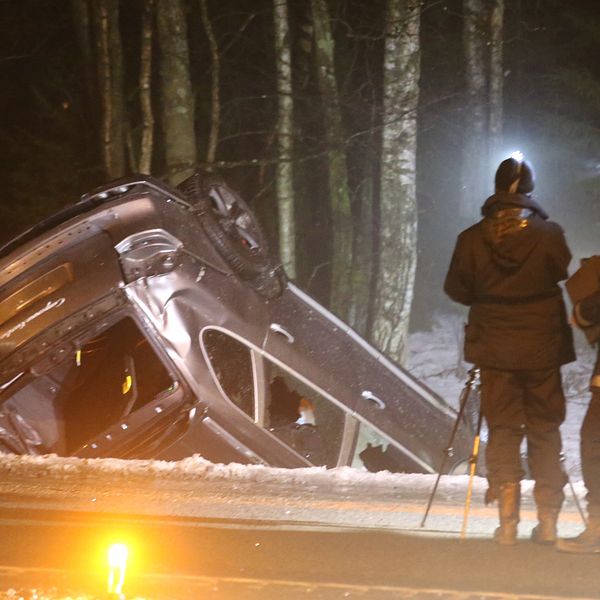 Poliser framför voltade flyktbilen.