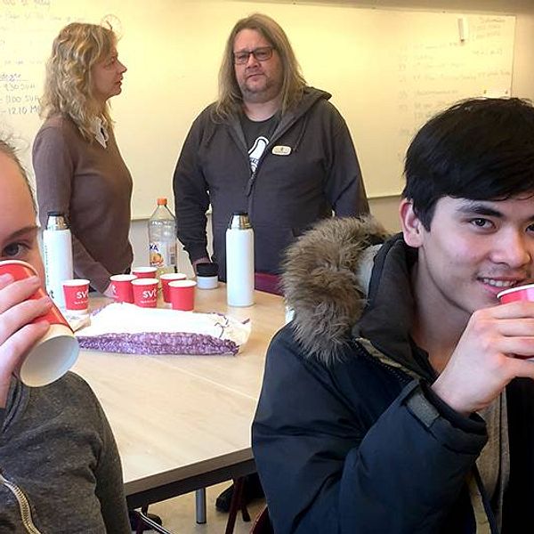 Hanne Robinson och Mujtaba Alizadeh i ett klassrum på Elof Lindälvs gymnasium.