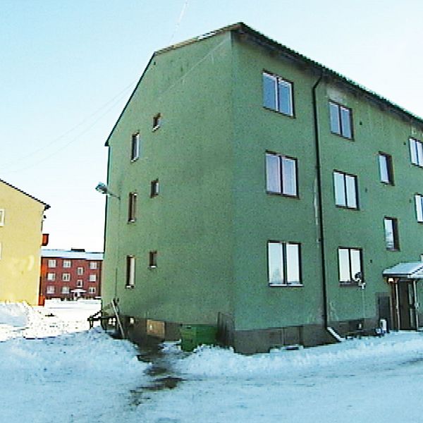 en gul och en grön hyreshuslänga i Fredriksberg. Byggnaderna har tjänat som asylboende.