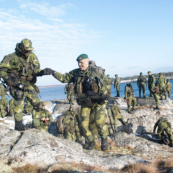 Soldater ur 203:e Amfibieskyttekompaniet övar med sina stridsbåtar i Stockholms skärgård – nu återinförs värnplikt i Sverige.