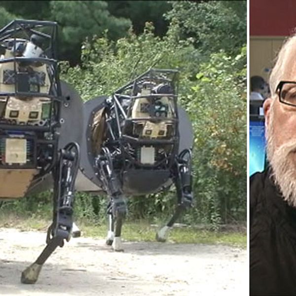 Professor Noel Sharkey vid sidan av ett robotsystem utvecklat av Darpa