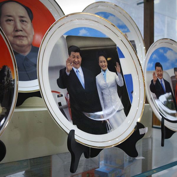 Tallrikar med porträtt av Xi Jinping och hans hustru, och även med Mao Zedong.