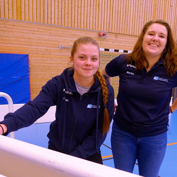 Natali Öhlén och Marika Jonasson i idrottshallen i Stöde