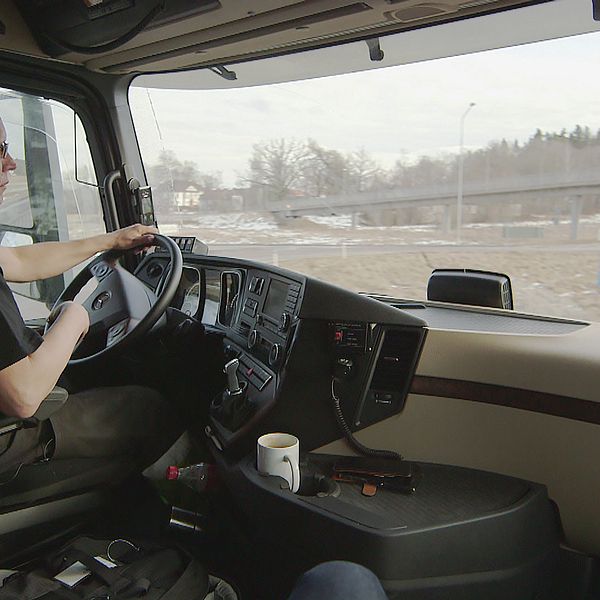 Lastbilsföraren Conny Hård tycker det är bra att det inte blev något regeringsförslag om kilometerskatt.