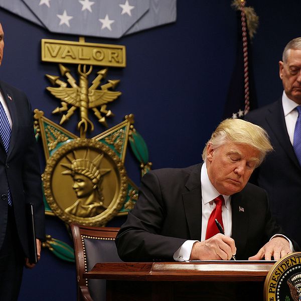 Donald Trump skriver under det nya inreseförbudet.