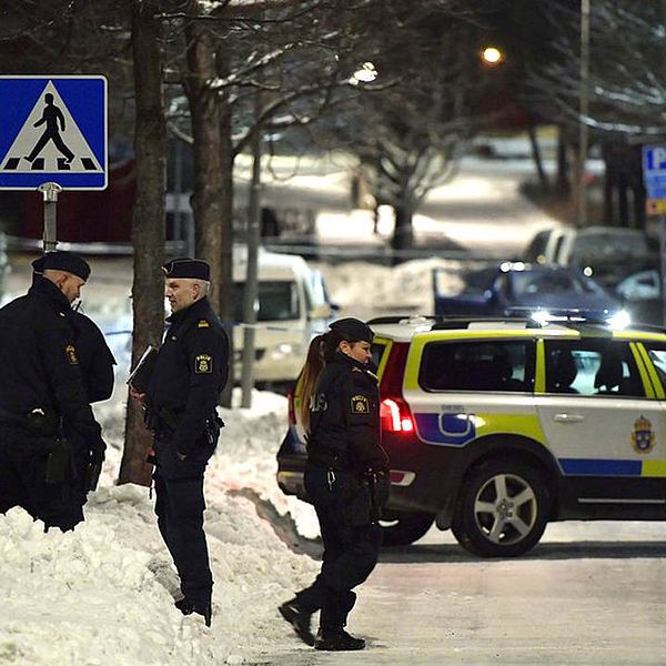 Polisbilar och avspärrningar kring platsen där två personer blivit skjutna i närheten av en grundskola i Kista i nordvästra Stockholm.