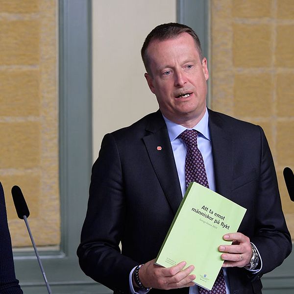 Inrikesminister Anders Ygeman (S) tar emot utredningen Utvärdering av hanteringen av flyktingsituationen i Sverige 2015 av utredaren Gudrun Antemar på torsdagen.