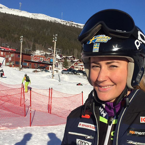 en tjej i alpin skidutrustning vid tävlingsområde