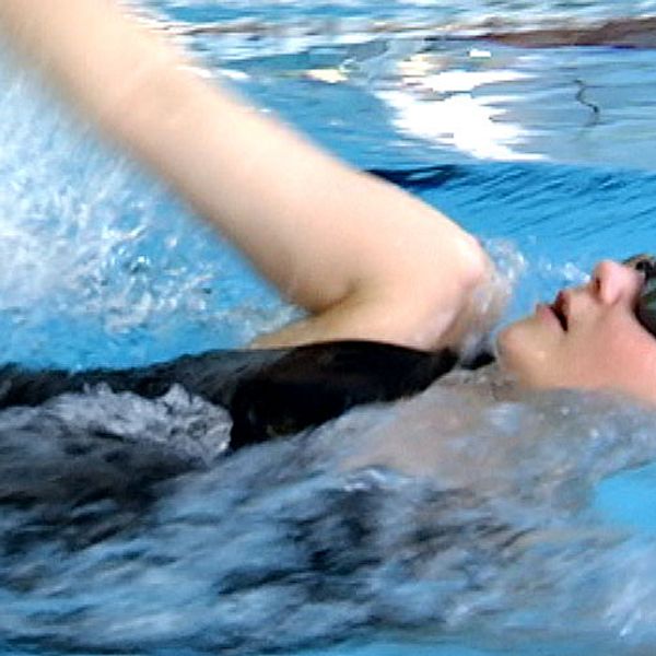 Hon levde med ständig värk i flera år. Till slut fattade para-idrottaren och simmaren Lina Watz (20) från Hammarö det svåra beslutet att amputera höger underben. Nu är hon tillbaka i bassängen.