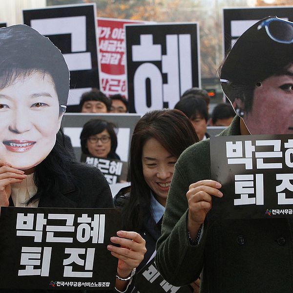 Demonstranter bär masker av kvinnorna i centrum för skandalen: avsatta presidentPark Geun-Hye och hennes vännina och vägledare Choi Soon-Sil