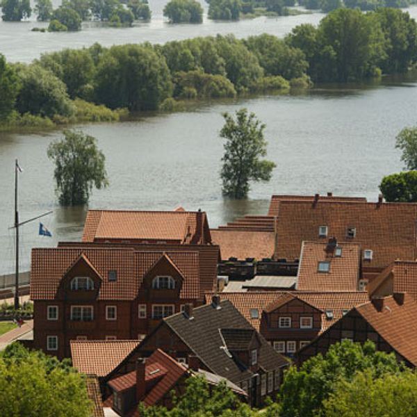 I staden Hitzacker i Sachsen stiger floden Elbe.