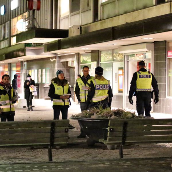 Poliser vid Hallonbergen centrum.