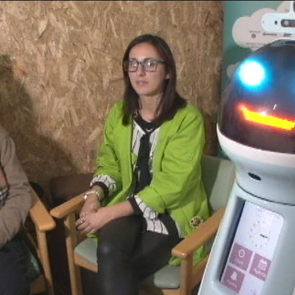 Andre Antunes och ingenjören Ana Santos tillsammans med roboten Hugo.